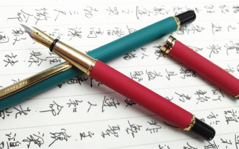 半江瑟瑟半江红，国产老钢笔贵冠20红绿铱金钢笔评测