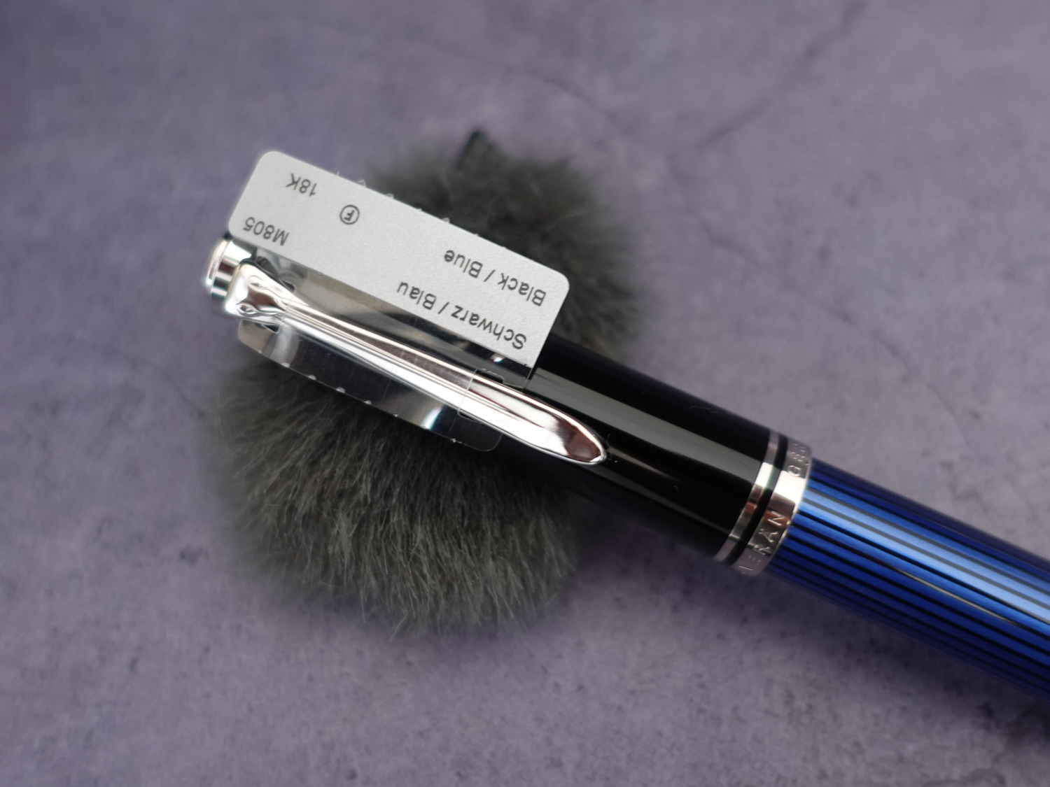 百利金M805蓝条18K活塞钢笔-02