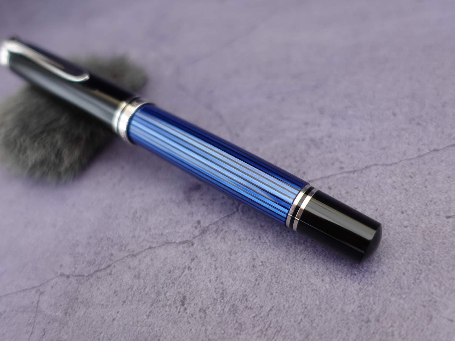 百利金M805蓝条18K活塞钢笔-04