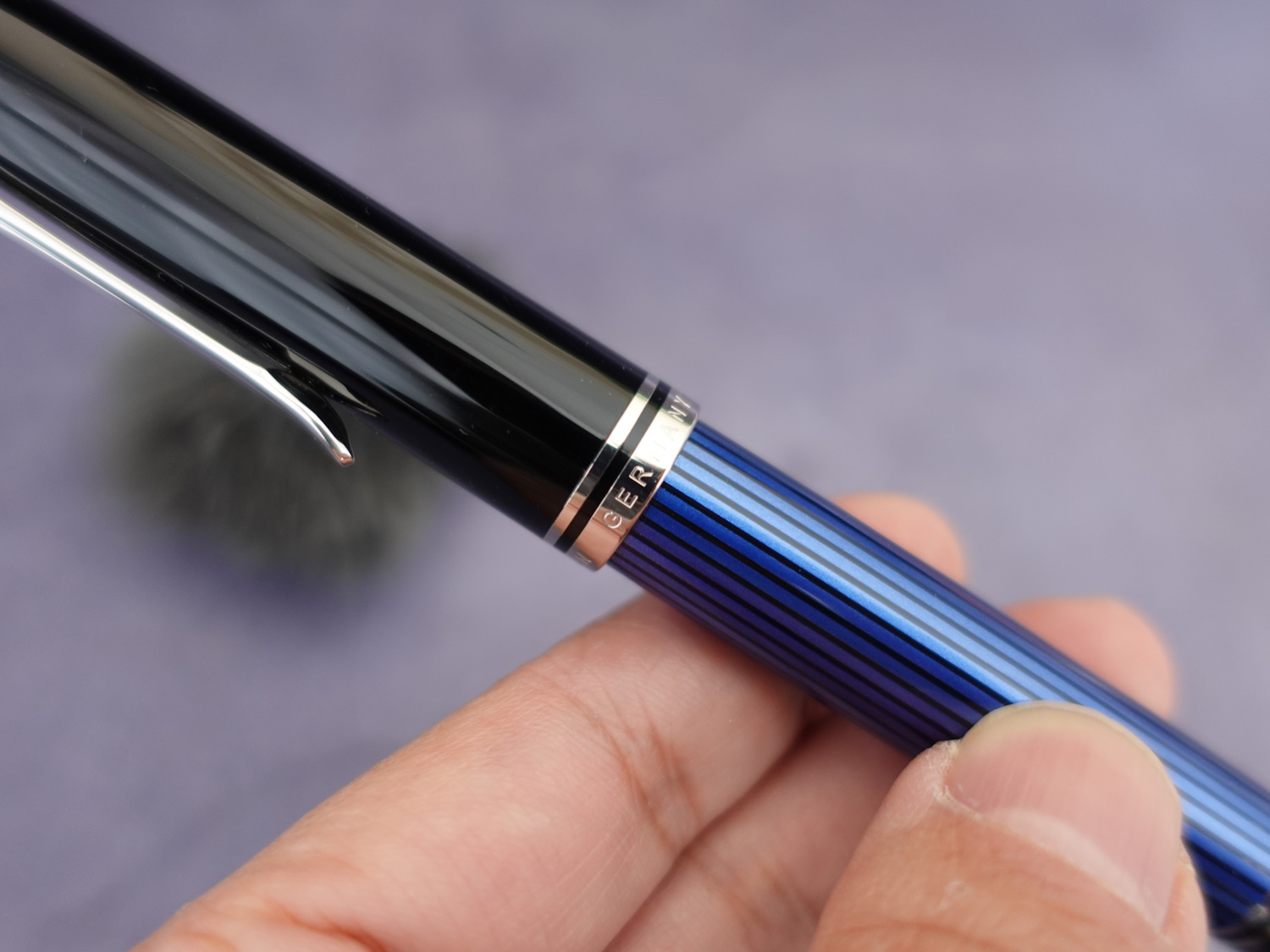 百利金M805蓝条18K活塞钢笔-05