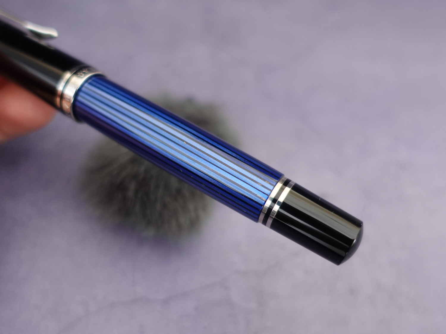 百利金M805蓝条18K活塞钢笔-07