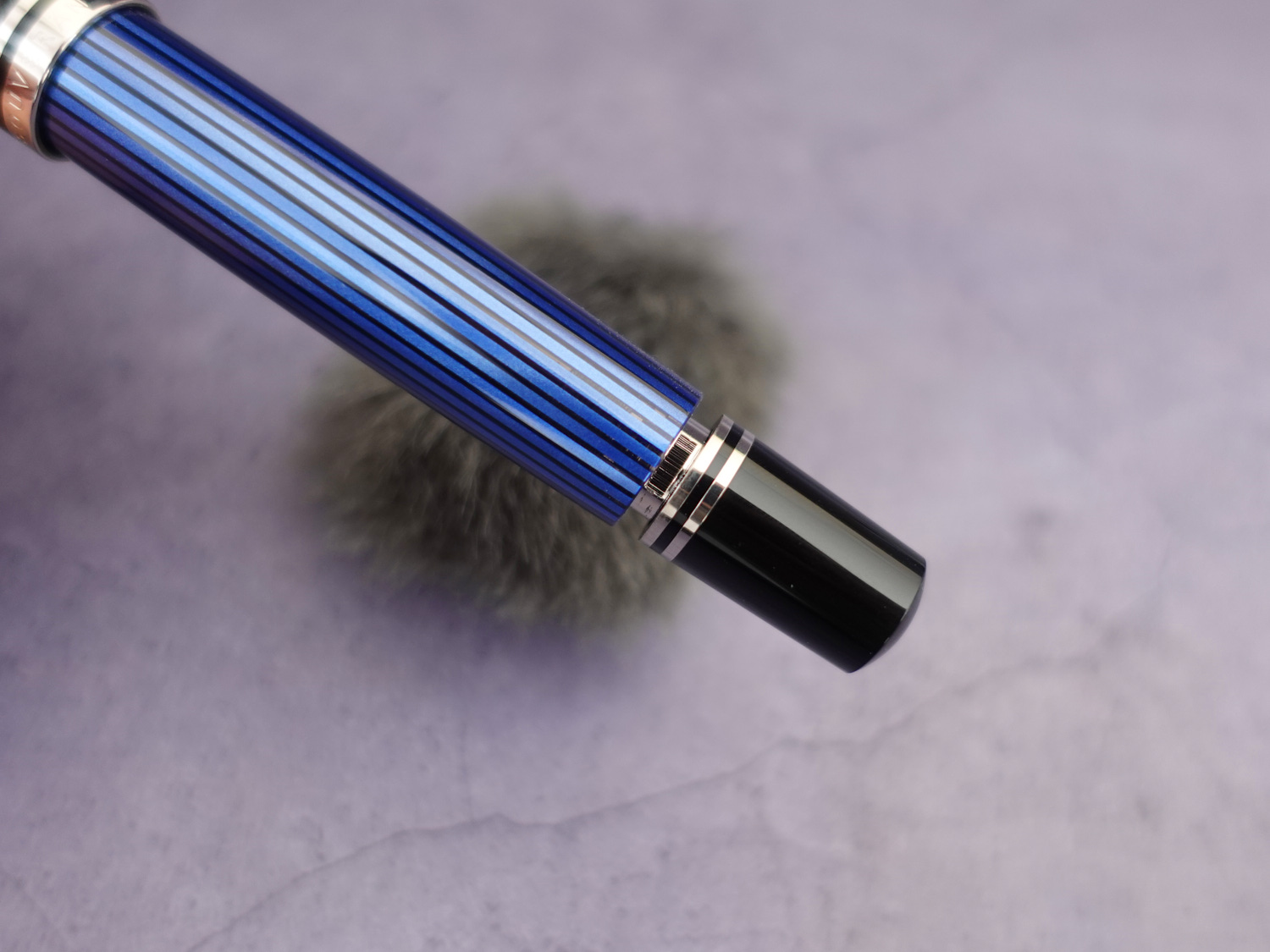 百利金M805蓝条18K活塞钢笔-08