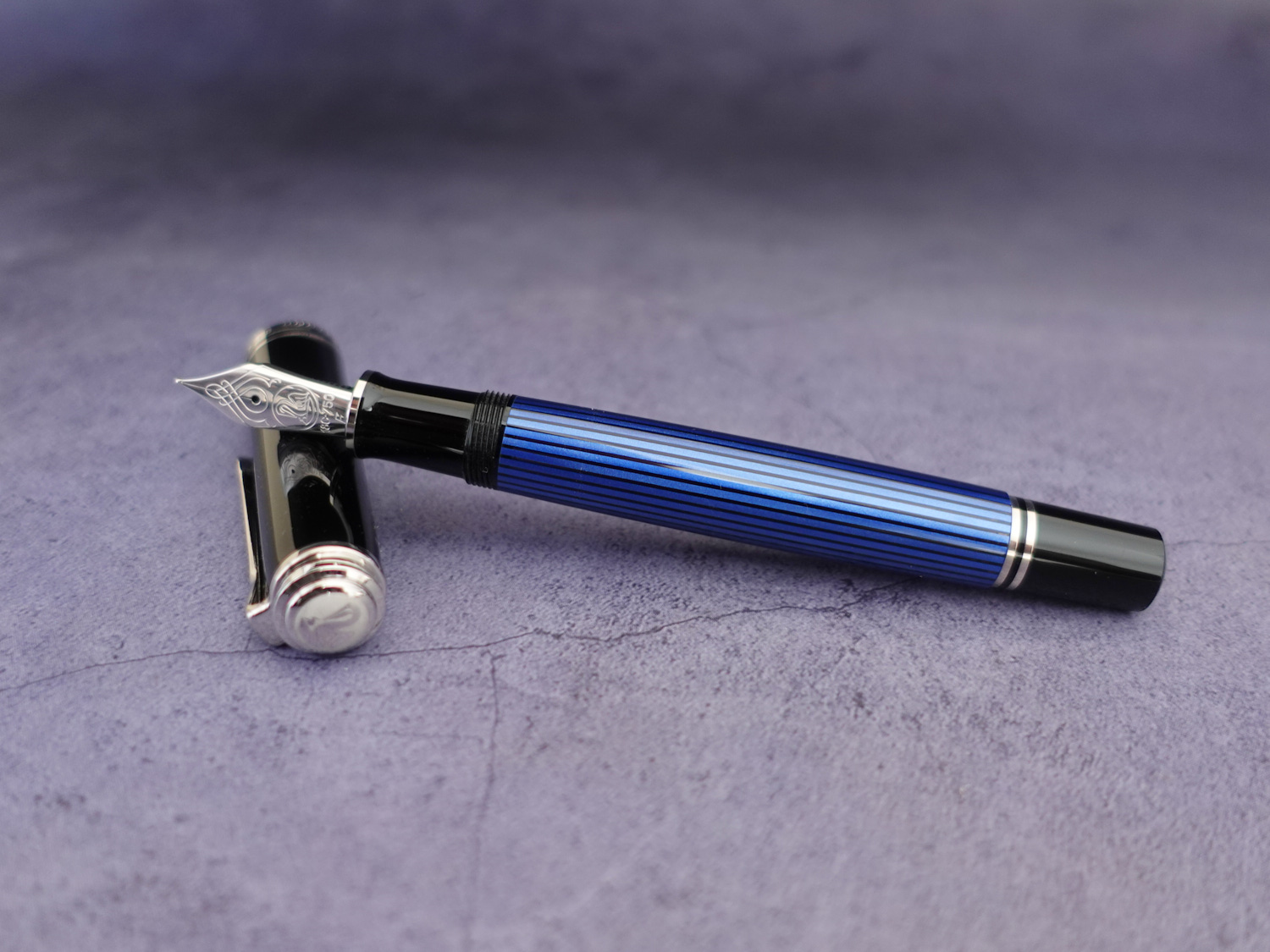 百利金M805蓝条18K活塞钢笔-11