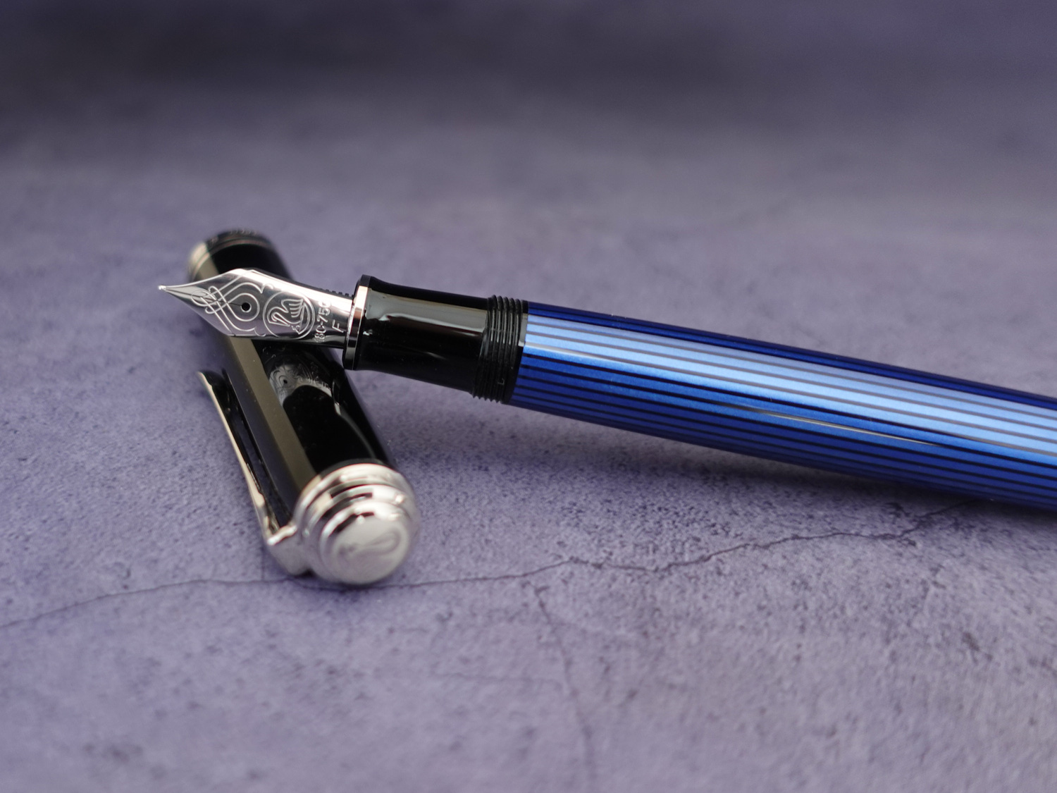 百利金M805蓝条18K活塞钢笔-12