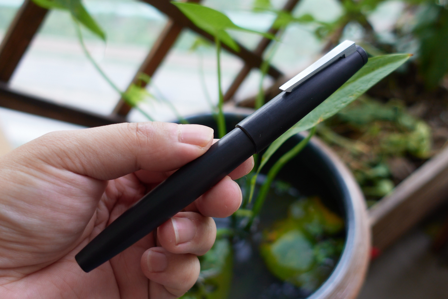 考验是不是口嫌身直的时候到了，一样的黑色拉丝钢笔金豪80评测